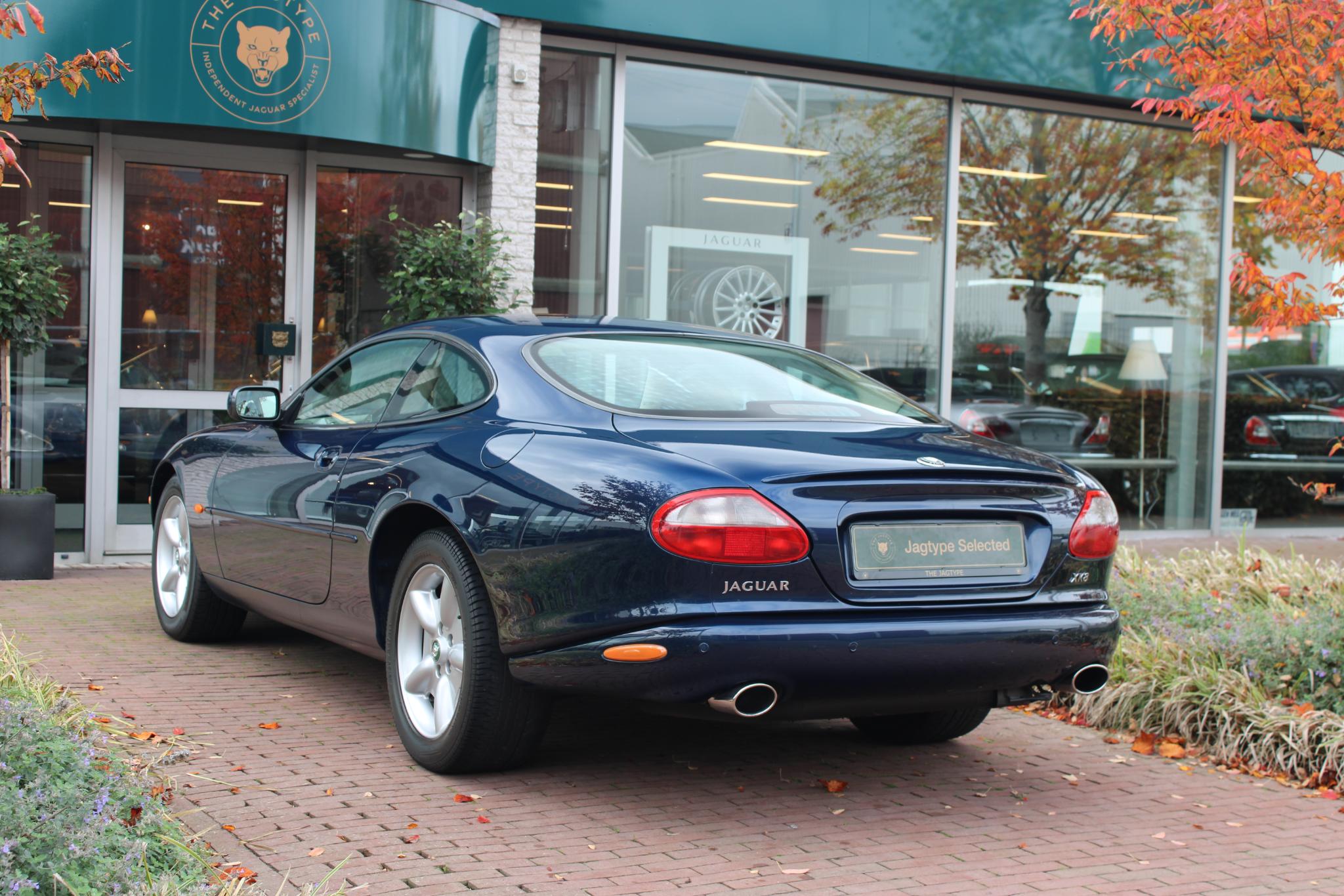 Jaguar XK8 4.0 V8 Coupé Very Nice condition Saphire Bleu