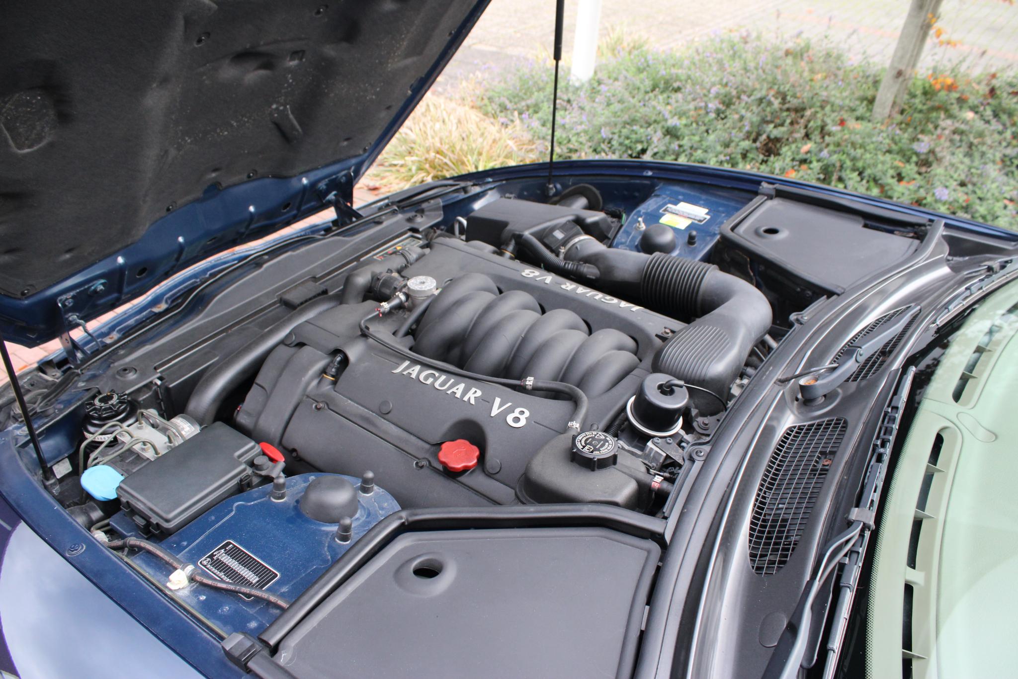 Jaguar XK8 4.0 V8 Coupé Very Nice condition Saphire Bleu