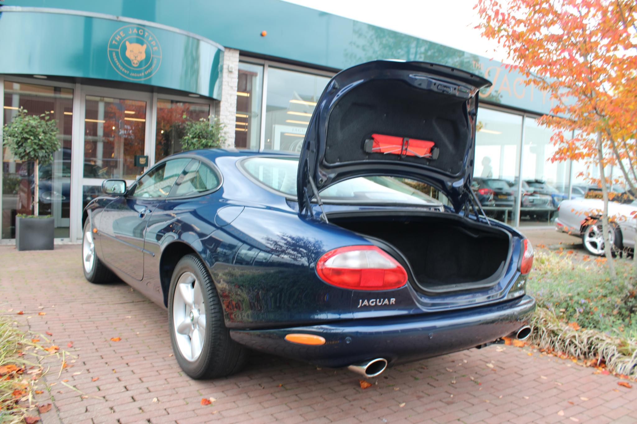 Jaguar XK8 4.0 V8 Coupé Very Nice condition Saphire Bleu