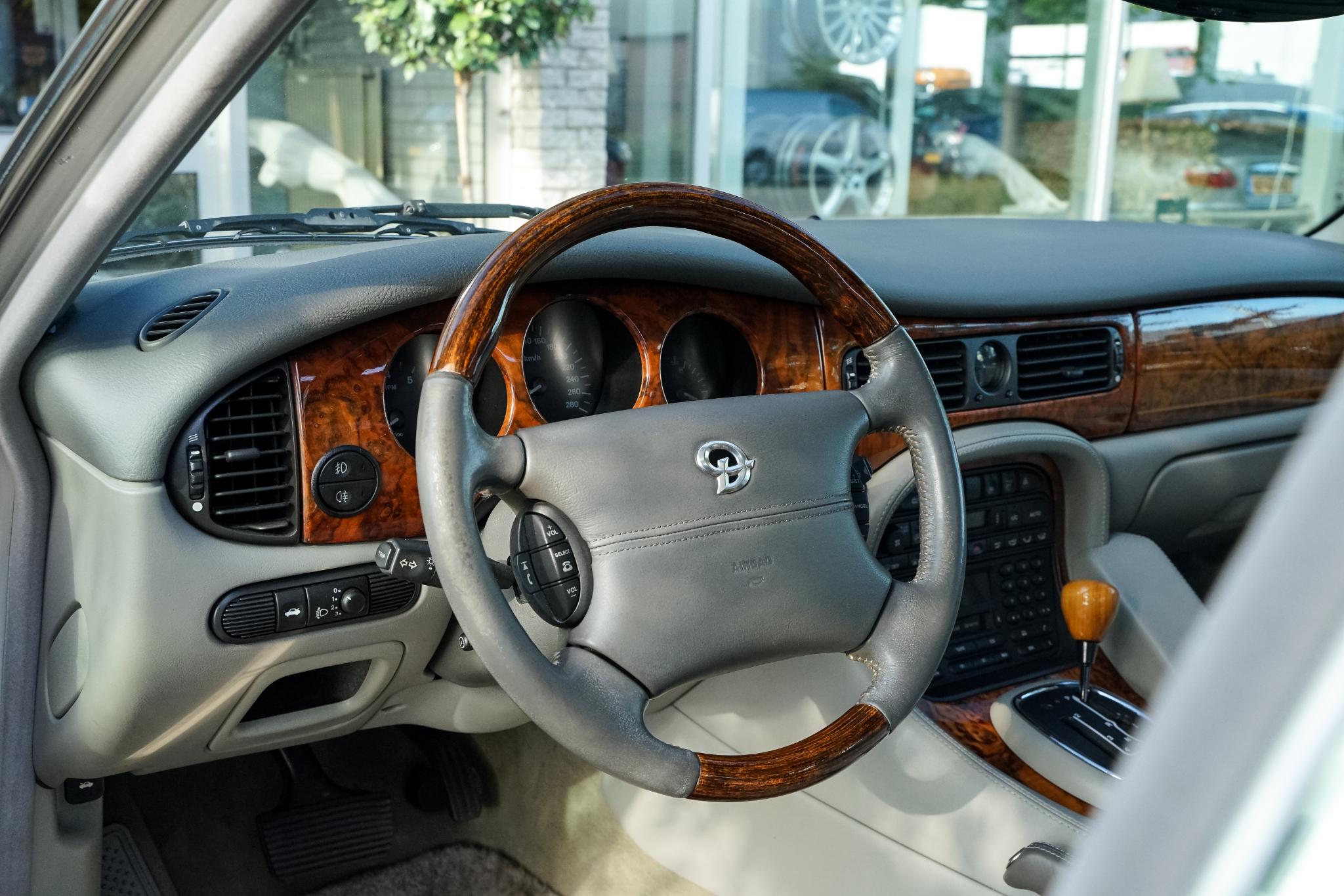 Daimler XJ Series V8 LWB Yountimer